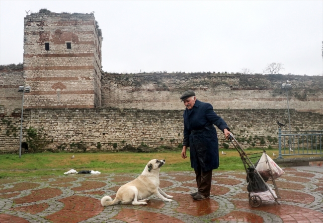 Hayvan dostları her sabah yolunu gözlüyor