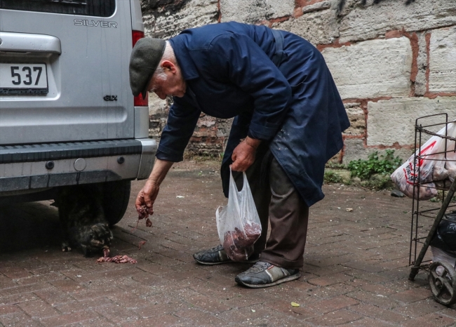 Hayvan dostları her sabah yolunu gözlüyor