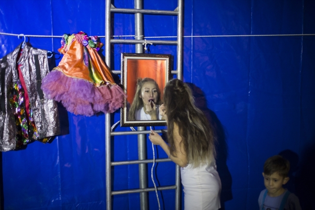 Hayatlarını sirk çadırının yanındaki karavanda geçiriyorlar