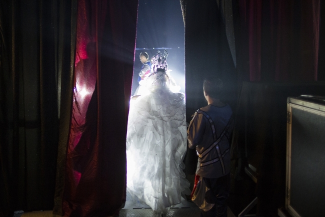 Hayatlarını sirk çadırının yanındaki karavanda geçiriyorlar