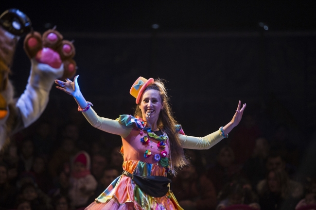 Hayatlarını sirk çadırının yanındaki karavanda geçiriyorlar