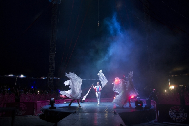 Hayatlarını sirk çadırının yanındaki karavanda geçiriyorlar