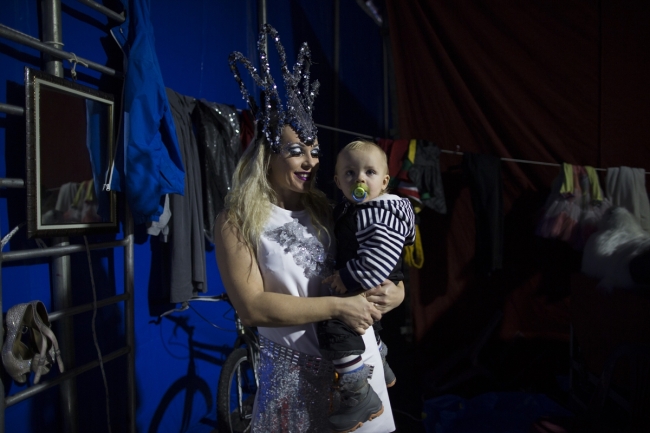 Hayatlarını sirk çadırının yanındaki karavanda geçiriyorlar