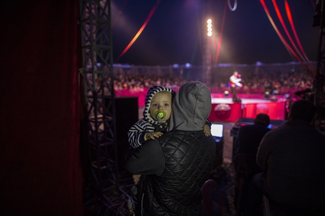 Hayatlarını sirk çadırının yanındaki karavanda geçiriyorlar