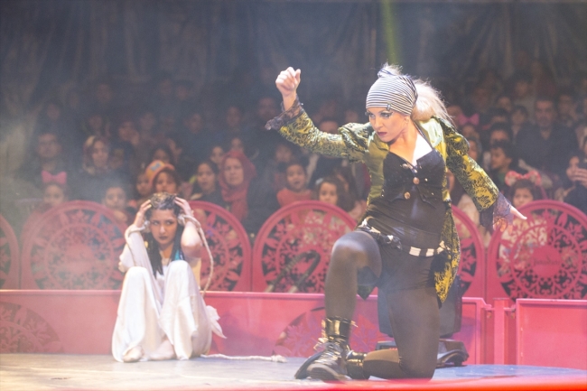 Hayatlarını sirk çadırının yanındaki karavanda geçiriyorlar