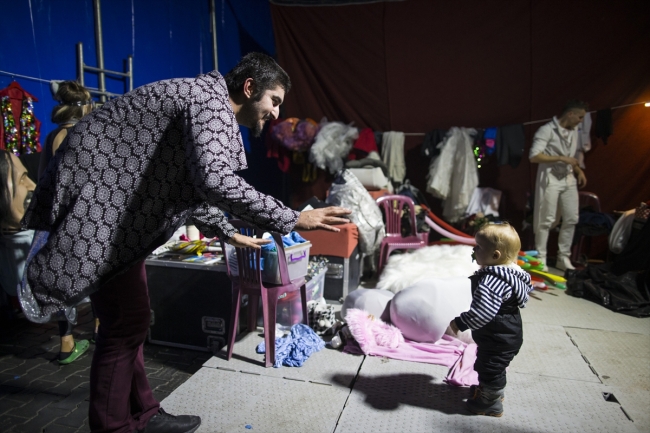 Hayatlarını sirk çadırının yanındaki karavanda geçiriyorlar