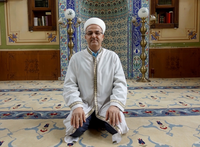 İstanbul'daki imam görev yaptığı caminin kapısını evsizlere açtı