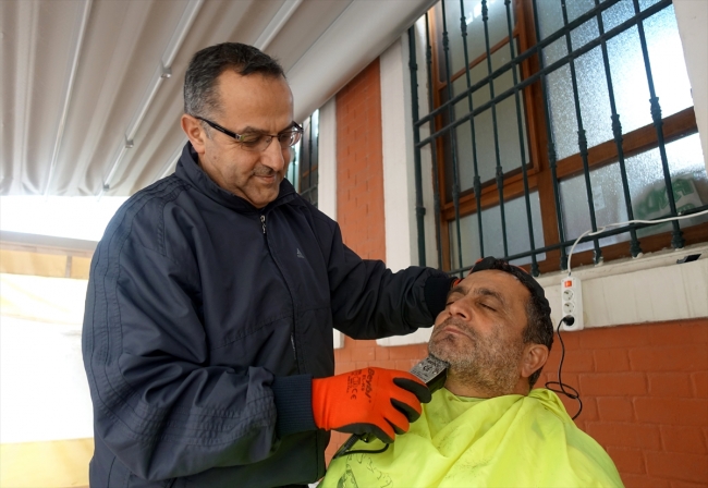 İstanbul'daki imam görev yaptığı caminin kapısını evsizlere açtı