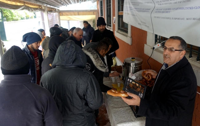 İstanbul'daki imam görev yaptığı caminin kapısını evsizlere açtı