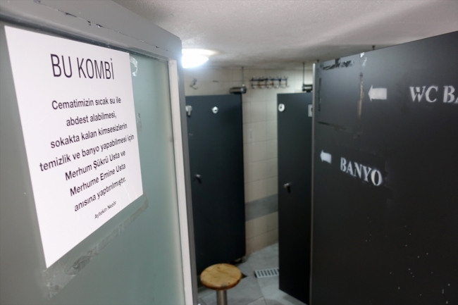 İstanbul'daki imam görev yaptığı caminin kapısını evsizlere açtı