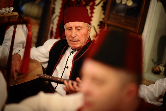 Osmanlı mirası sazı, sevdalinkalarda yaşatıyorlar