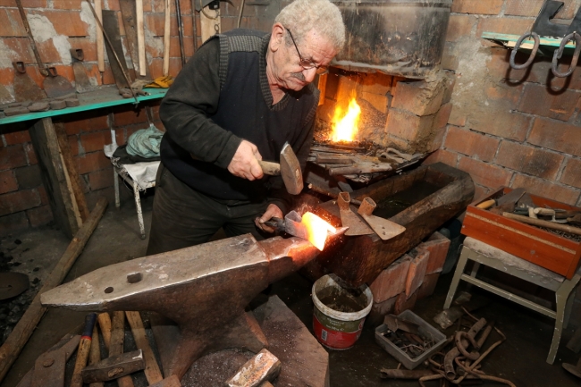 Demirci eşine 48 yıldır çıraklık yapıyor