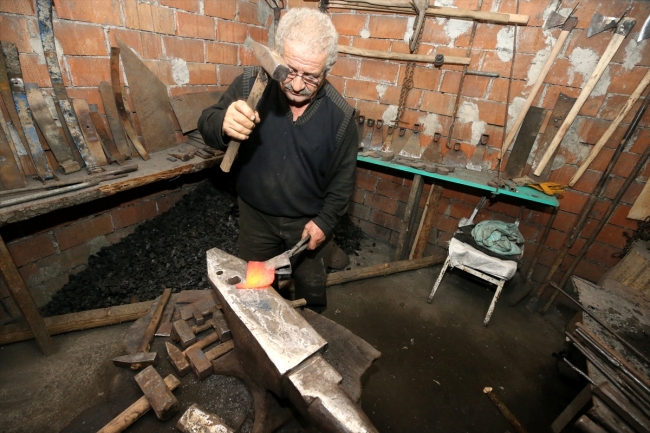 Demirci eşine 48 yıldır çıraklık yapıyor