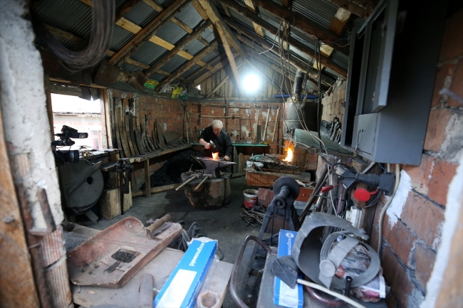 Demirci eşine 48 yıldır çıraklık yapıyor