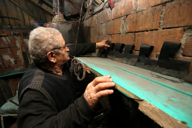 Demirci eşine 48 yıldır çıraklık yapıyor