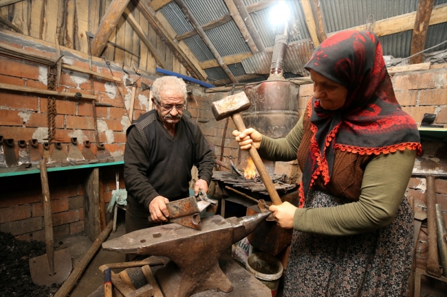 Demirci eşine 48 yıldır çıraklık yapıyor