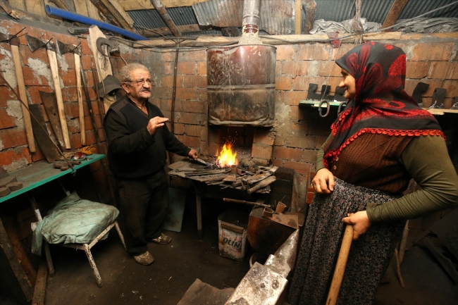 Demirci eşine 48 yıldır çıraklık yapıyor