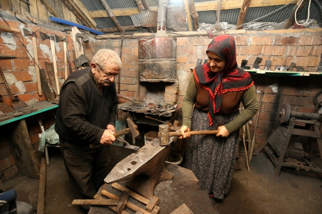 Demirci eşine 48 yıldır çıraklık yapıyor