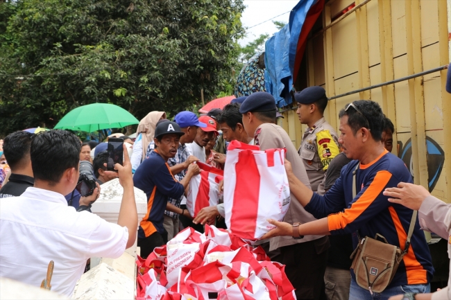 Tsunami korkusu halkı dağa çıkardı