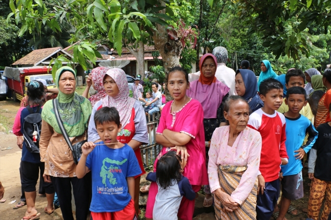 Tsunami korkusu halkı dağa çıkardı