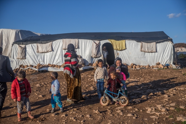 Göçerler soğuk havayla çadırlarda mücadele ediyor