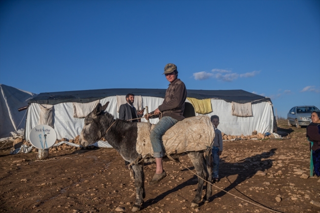 Göçerler soğuk havayla çadırlarda mücadele ediyor