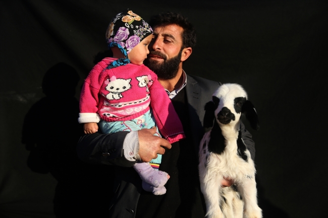 Göçerler soğuk havayla çadırlarda mücadele ediyor