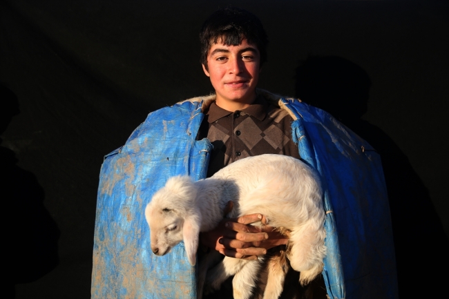 Göçerler soğuk havayla çadırlarda mücadele ediyor