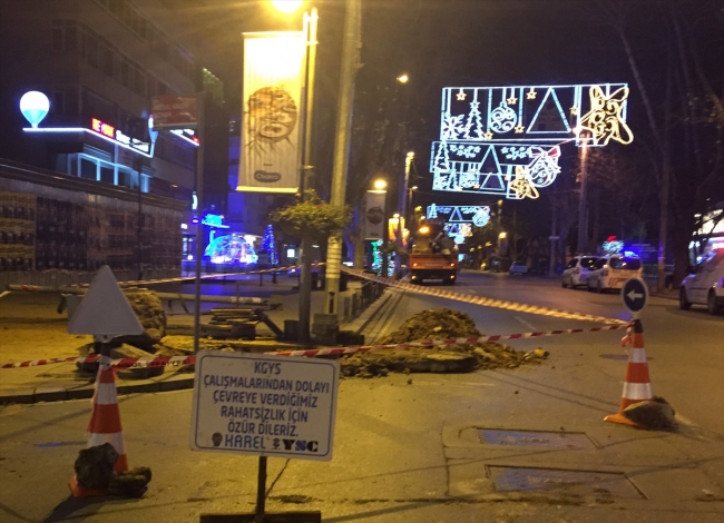 Kadıköy'de iş makinesi doğal gaz borusunu deldi