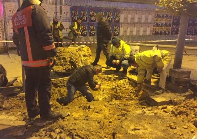 Kadıköy'de iş makinesi doğal gaz borusunu deldi