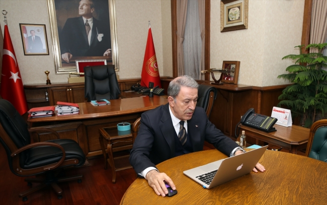 MHP lideri Bahçeli'nin hediyesi Bakan Akar'ın odasında görüntülendi