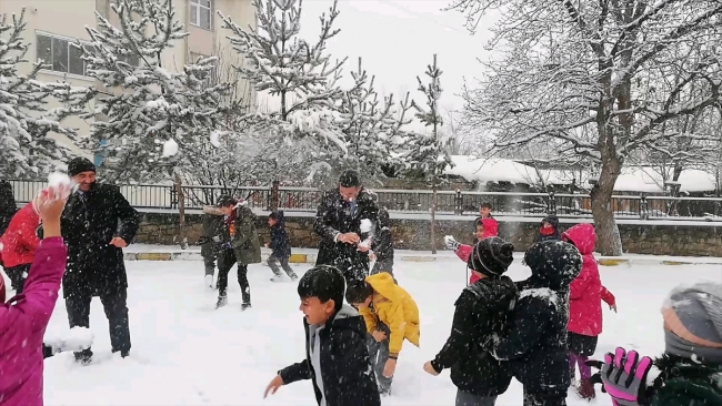 Kaymakam, çocuklarla kar topu oynadı