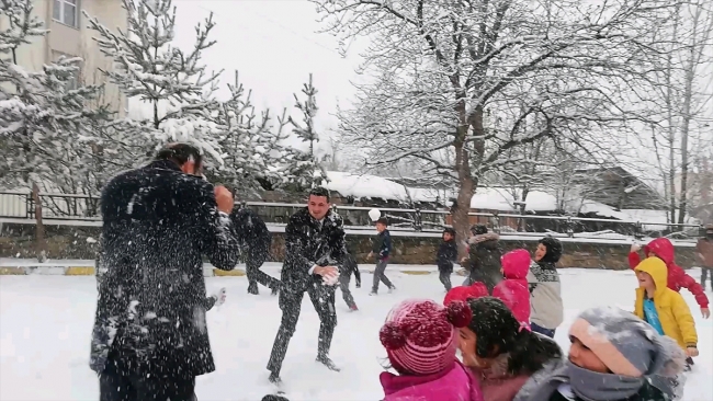 Kaymakam, çocuklarla kar topu oynadı