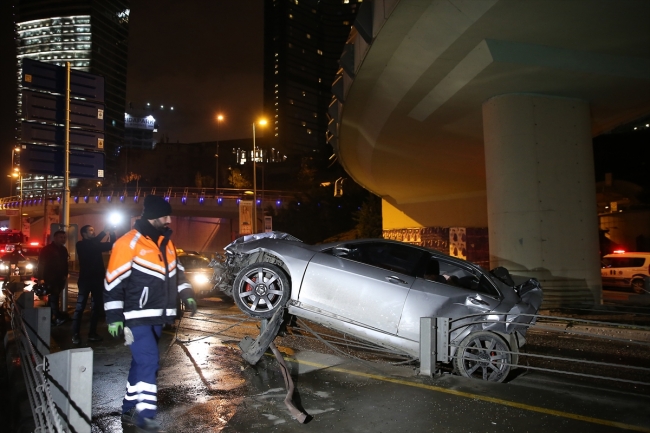 Şişli'de otomobil viyadükten düştü: 3 yaralı