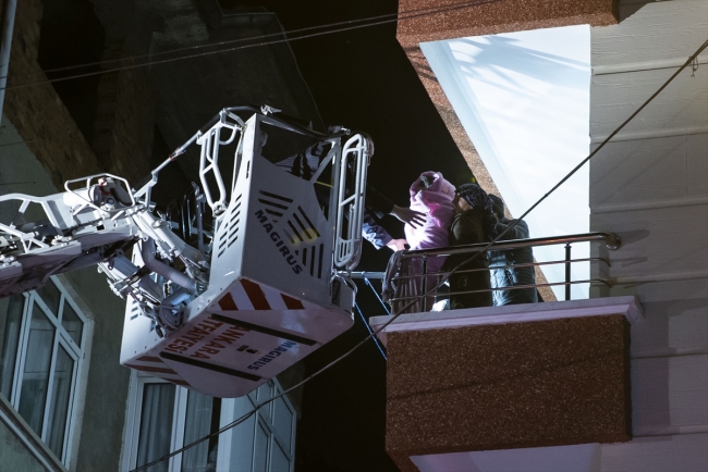 Başkentte yangın çıkan evde mahsur kalan 3 kişi kurtarıldı