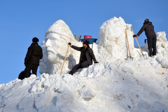 Sarıkamış'ta "kardan şehit heykelleri"nin yapımına başlandı