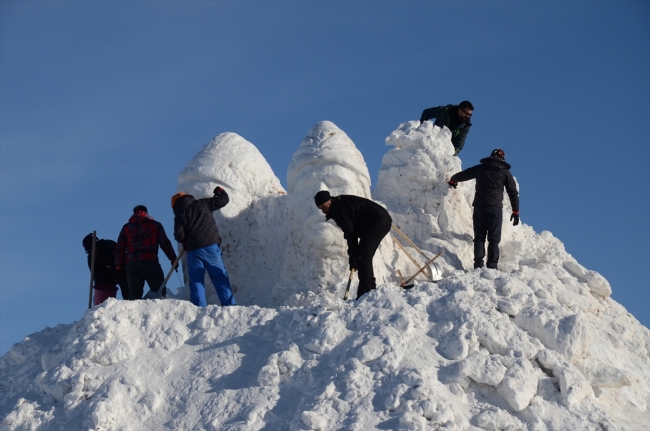Sarıkamış'ta "kardan şehit heykelleri"nin yapımına başlandı