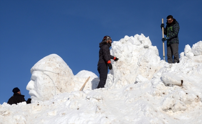 Sarıkamış'ta "kardan şehit heykelleri"nin yapımına başlandı