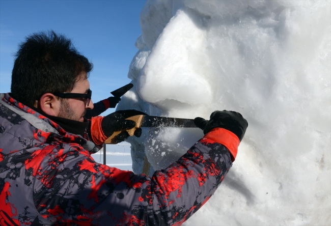 Sarıkamış'ta "kardan şehit heykelleri"nin yapımına başlandı