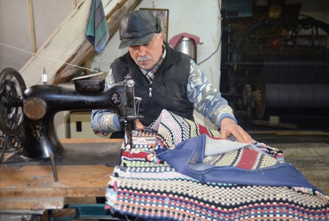 40 yıldır halı ve kilim dokumacılığı yapıyor