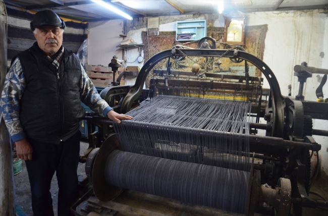 40 yıldır halı ve kilim dokumacılığı yapıyor