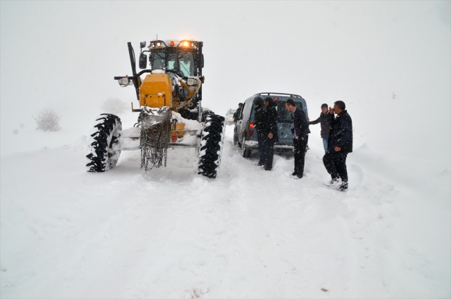 Muş'ta karda mahsur kalan 40 kişi kurtarıldı