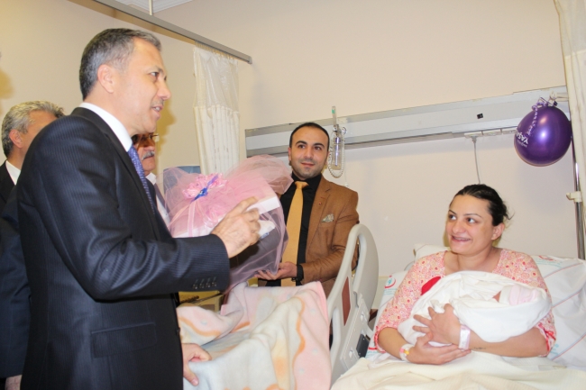 Yeni yılın ilk bebekleri dünyaya geldi