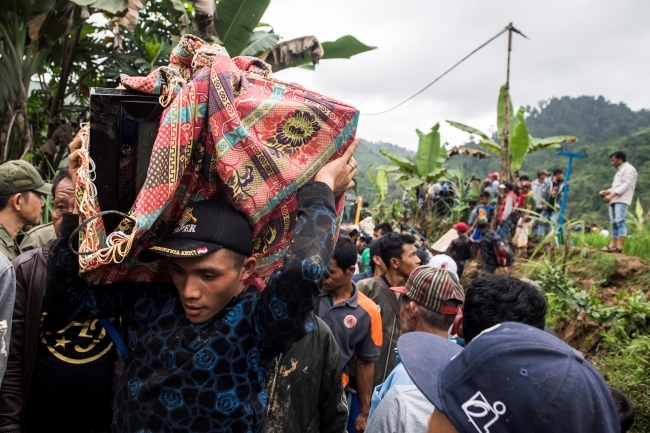 Endonezya'daki heyelanda ölü sayısı 15'e yükseldi