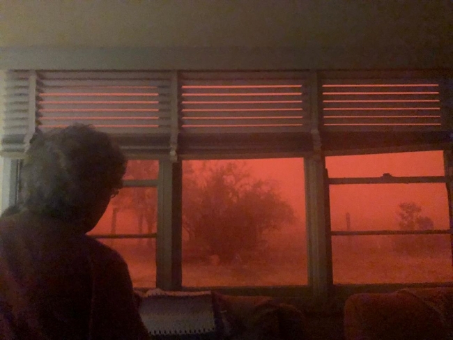 Avustralya'da kum fırtınası gökyüzünü kırmızıya çevirdi
