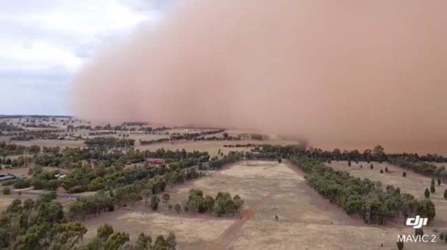 Avustralya'da kum fırtınası gökyüzünü kırmızıya çevirdi