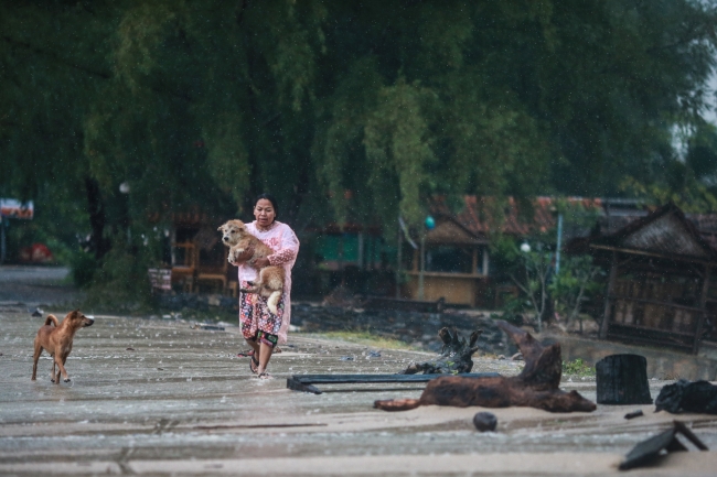 Pabuk fırtınası Tayland'ı vurmaya başladı