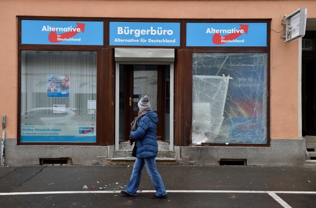 Almanya’da aşırı sağcı partinin bürosuna saldırı