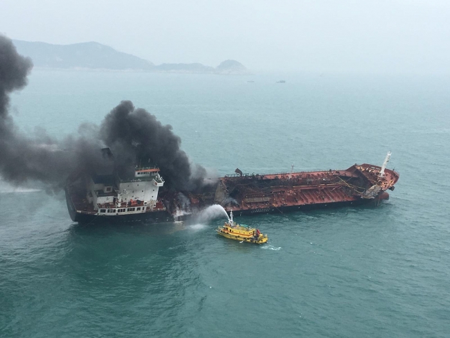 Hong Kong'da petrol tankeri alev aldı: 1 ölü