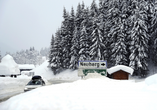 Avusturya'da yoğun kar yağışı hayatı olumsuz etkiliyor